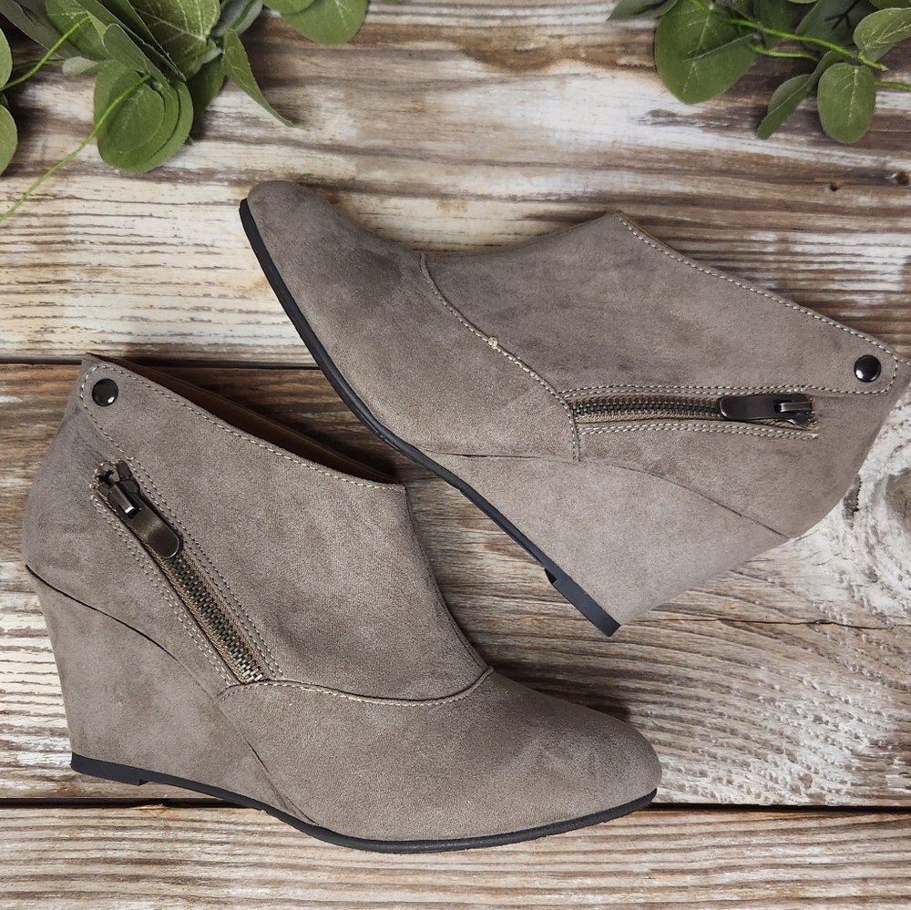 CL by Laundry Suede Taupe Zip Wedge Ankle Boots Shoes NWOT Size 8